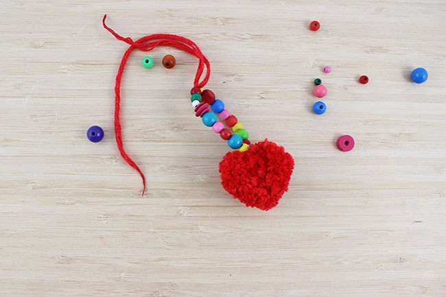 Bijou de sac pompon cœur en laine : Etape 11