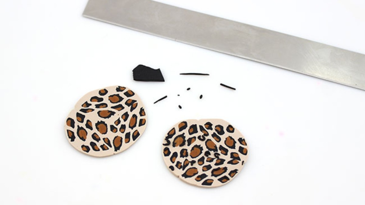 Parure de bijoux fantaisie Fimo motif cane léopard : Etape 8 Parure de bijoux fantaisie Fimo motif cane léopard : Etape 8