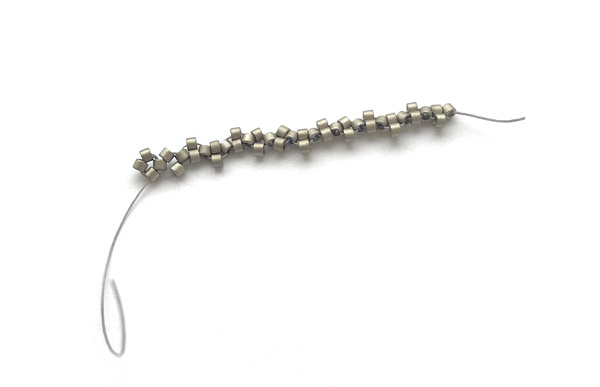 Boucle d'oreilles DIY avec des cristaux PureCrystal et perles de verres Miyuki Delicas : Etape 2 Boucle d'oreilles DIY avec des cristaux PureCrystal et perles de verres Miyuki Delicas : Etape 2
