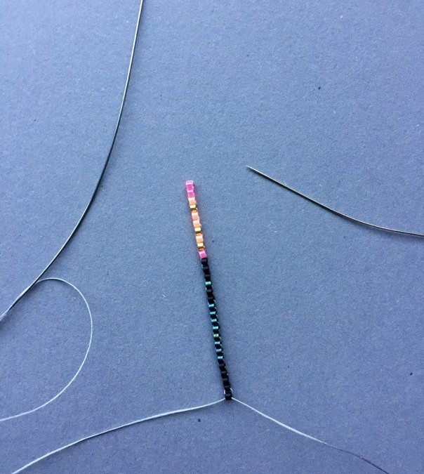 Tissage de perles motif flamant rose en Miyuki Delica : Etape 1 Tissage de perles motif flamant rose en Miyuki Delica : Etape 1