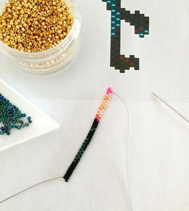 Tissage de perles motif flamant rose en Miyuki Delica : Etape 2 Tissage de perles motif flamant rose en Miyuki Delica : Etape 2