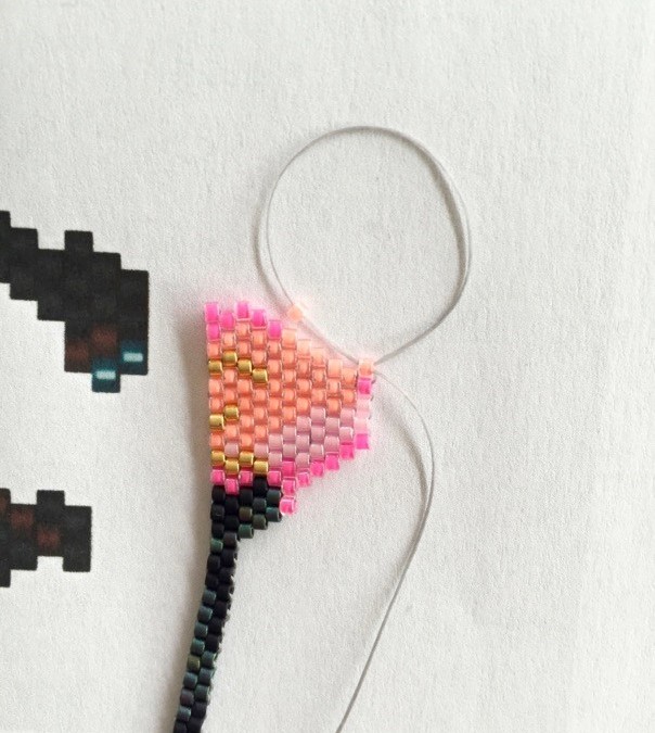 Tissage de perles motif flamant rose en Miyuki Delica : Etape 8 Tissage de perles motif flamant rose en Miyuki Delica : Etape 8