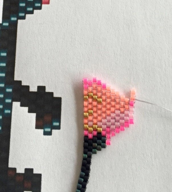Tissage de perles motif flamant rose en Miyuki Delica : Etape 9 Tissage de perles motif flamant rose en Miyuki Delica : Etape 9