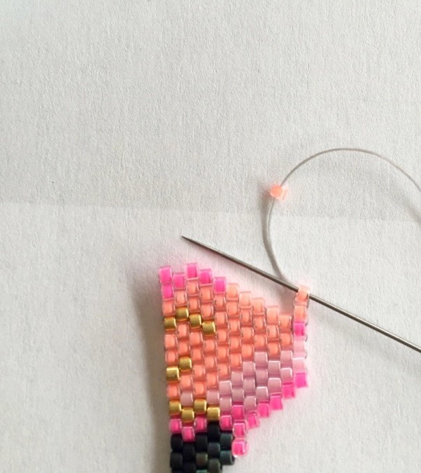 Tissage de perles motif flamant rose en Miyuki Delica : Etape 11 Tissage de perles motif flamant rose en Miyuki Delica : Etape 11