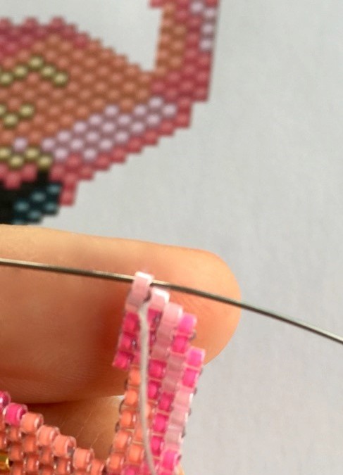 Tissage de perles motif flamant rose en Miyuki Delica : Etape 17 Tissage de perles motif flamant rose en Miyuki Delica : Etape 17
