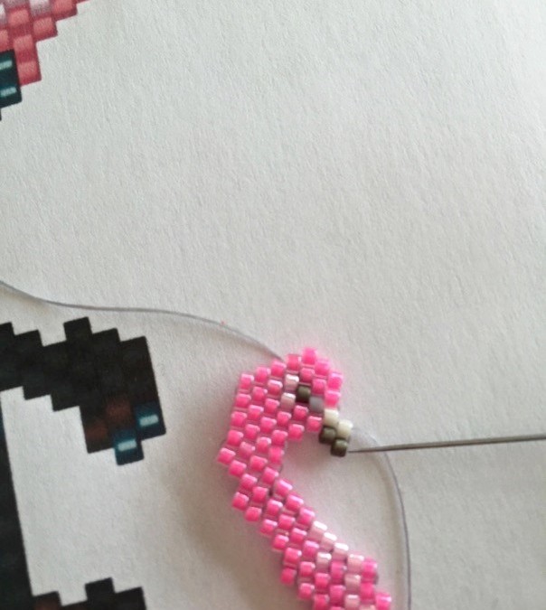 Tissage de perles motif flamant rose en Miyuki Delica : Etape 23 Tissage de perles motif flamant rose en Miyuki Delica : Etape 23