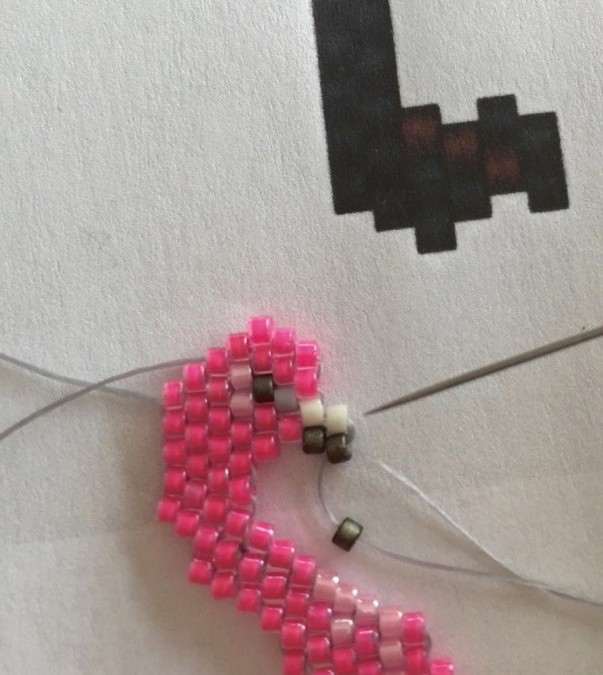 Tissage de perles motif flamant rose en Miyuki Delica : Etape 24 Tissage de perles motif flamant rose en Miyuki Delica : Etape 24