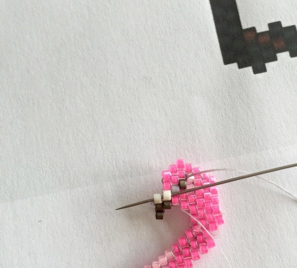Tissage de perles motif flamant rose en Miyuki Delica : Etape 25 Tissage de perles motif flamant rose en Miyuki Delica : Etape 25