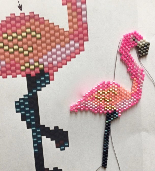 Tissage de perles motif flamant rose en Miyuki Delica : Etape 28 Tissage de perles motif flamant rose en Miyuki Delica : Etape 28