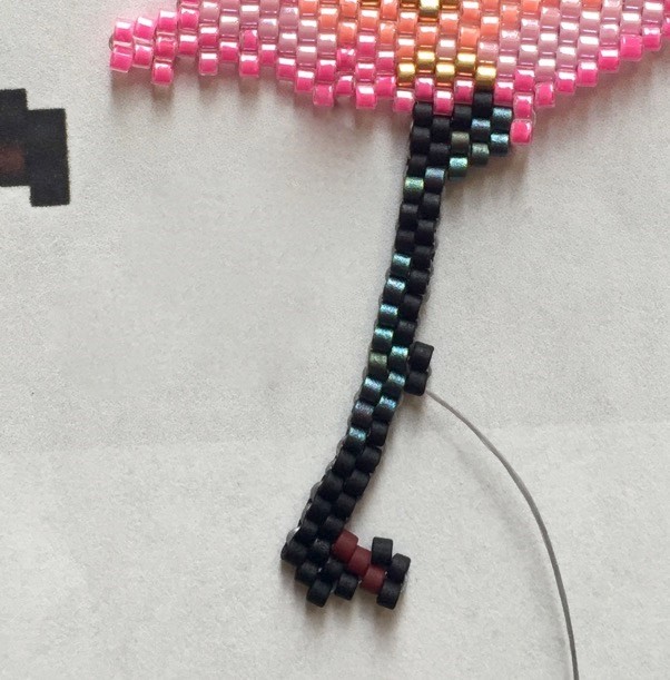 Tissage de perles motif flamant rose en Miyuki Delica : Etape 30 Tissage de perles motif flamant rose en Miyuki Delica : Etape 30