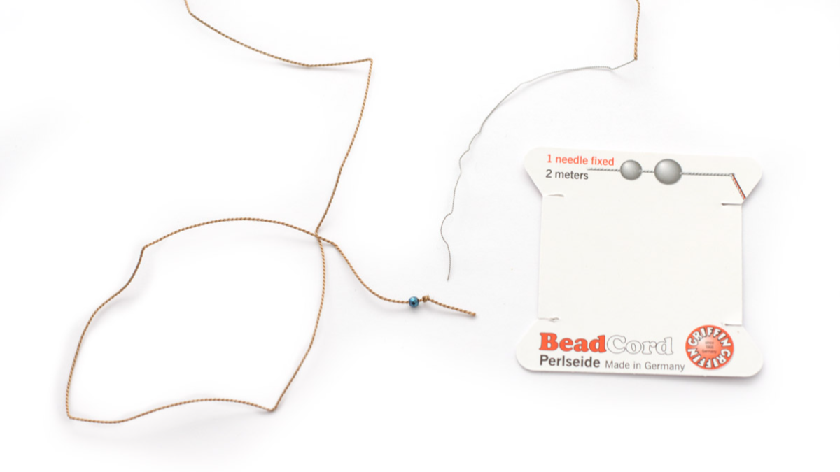 Bracelet demi jonc gold filled (or laminé) et perles bleues imitation hématite : Etape 1