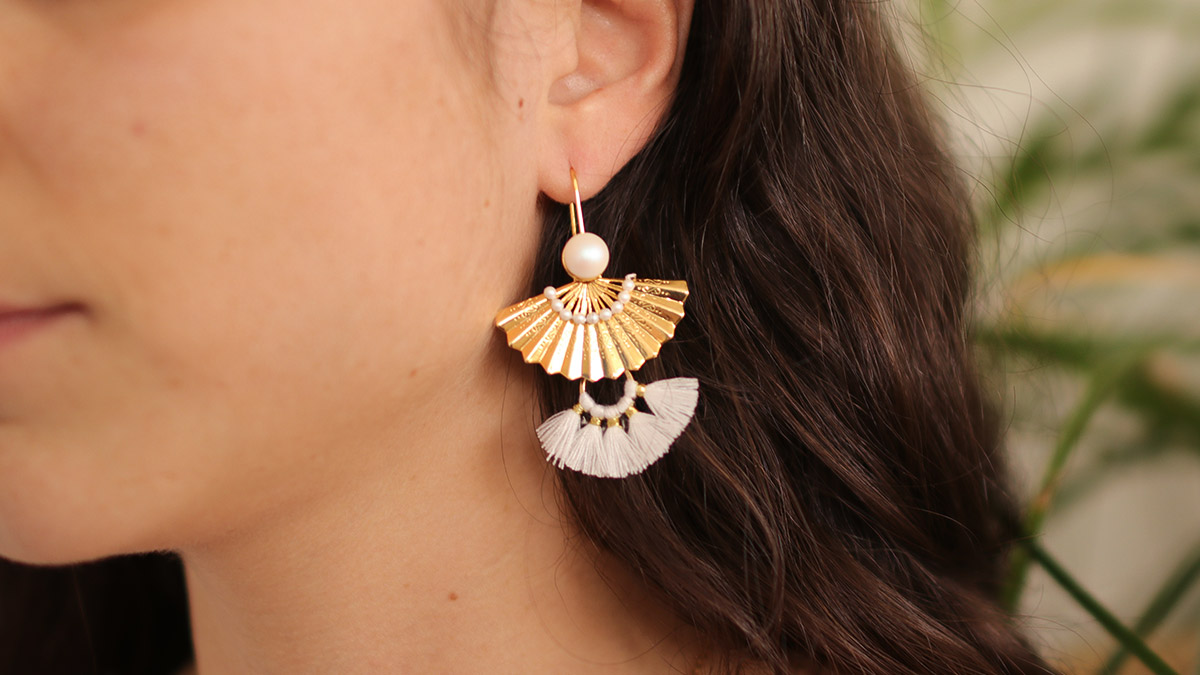 Boucles d'oreilles éventails dorés perles nacrées PureCrystal et pompons Boucles d'oreilles éventails dorés perles nacrées PureCrystal et pompons