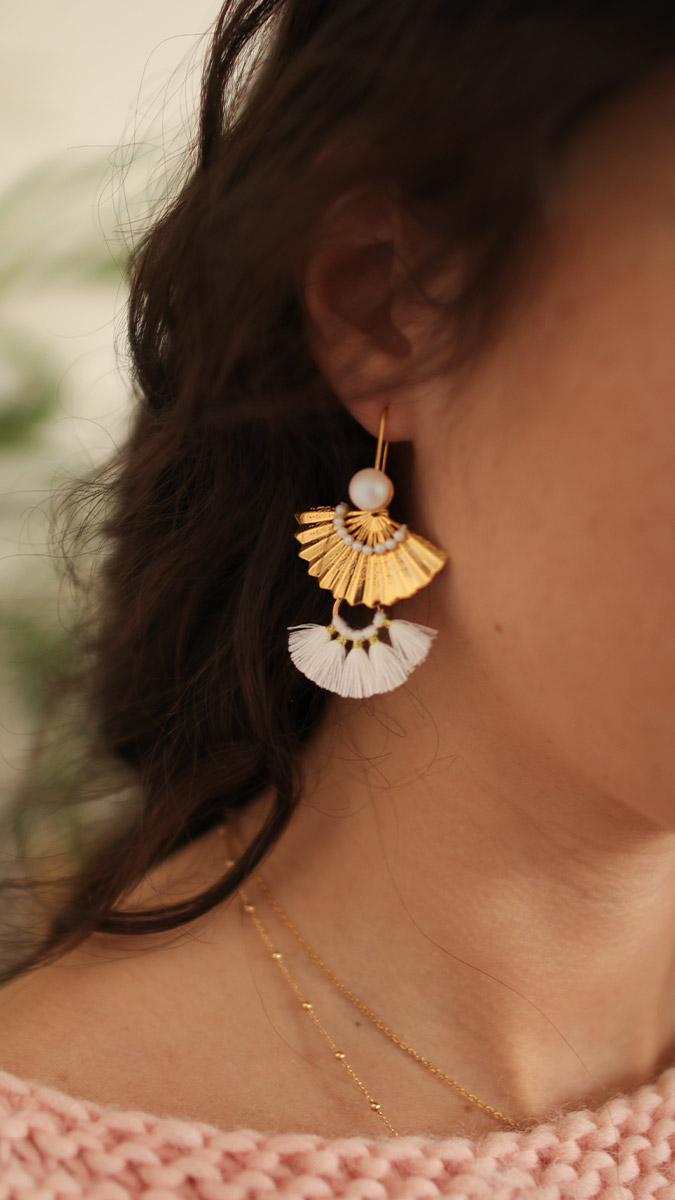 Schéma Boucles d'oreilles éventails dorés perles nacrées PureCrystal et pompons