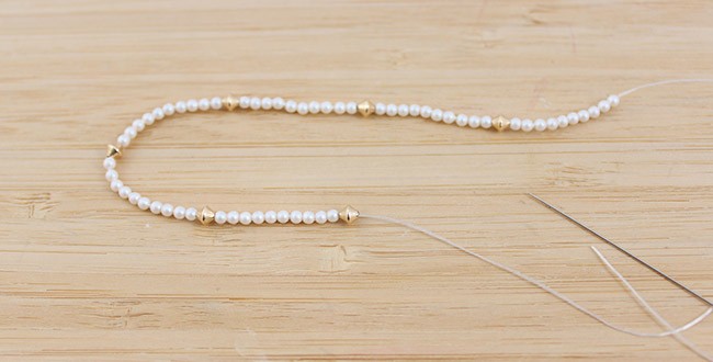 Bracelet élastique Kaléidoscope Square Ocean DeLite et perles nacrées PureCrystal : Etape 1 Bracelet élastique Kaléidoscope Square Ocean DeLite et perles nacrées PureCrystal : Etape 1