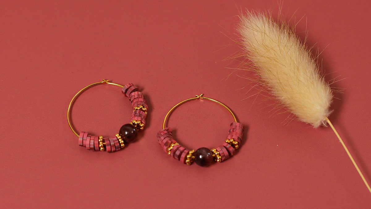 Schéma Mini Créoles avec rondelles Heishi dalmatien et pierre Onyx mat Schéma Mini Créoles avec rondelles Heishi dalmatien et pierre Onyx mat