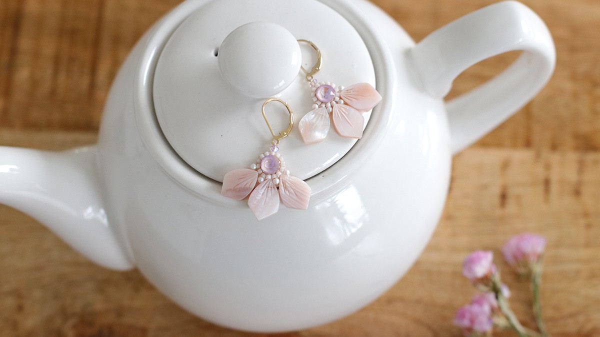DIY Boucles d'oreilles Fleurs en Nacre perles Miyuki et PureCrystal DIY Boucles d'oreilles Fleurs en Nacre perles Miyuki et PureCrystal