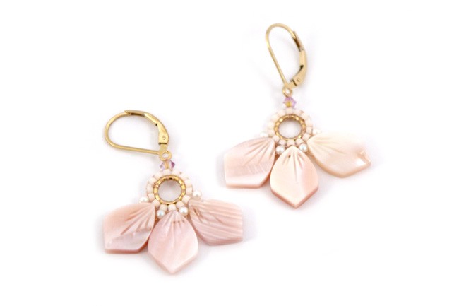 DIY Boucles d'oreilles Fleurs en Nacre perles Miyuki et PureCrystal : Etape 6