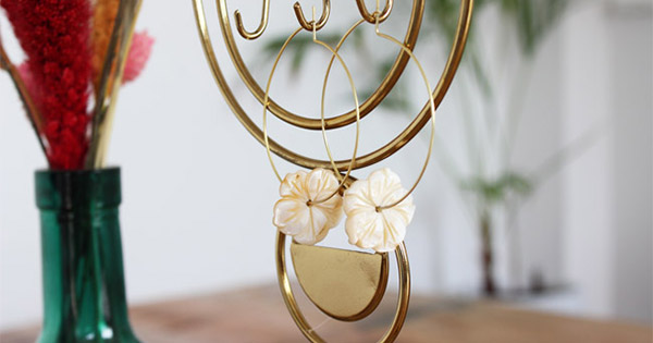 DIY Facile boucles d'oreilles fleurs nacrées et pompons