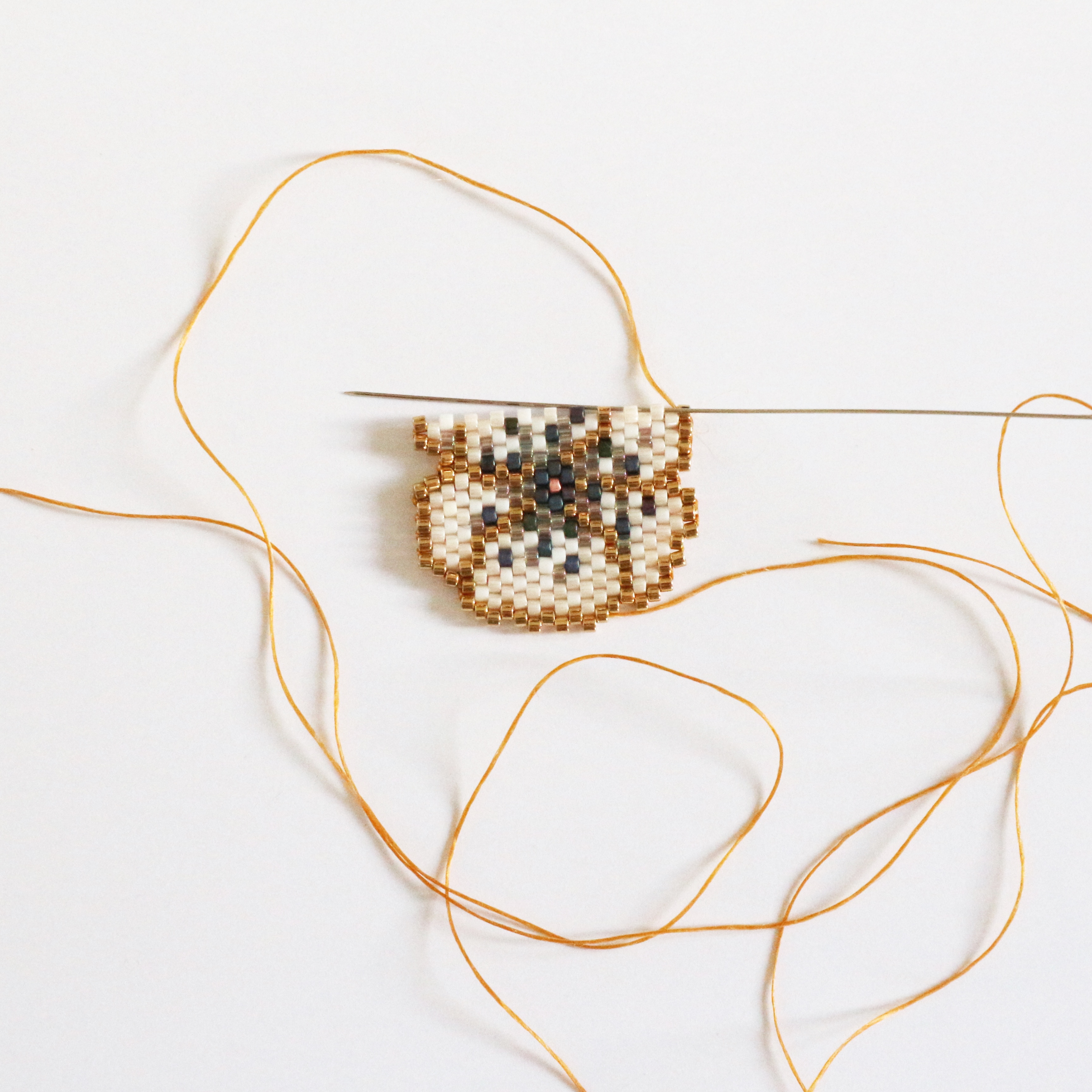 Broche motif anémone en tissage brick stitch par Mon Petit Bazar : Etape 1