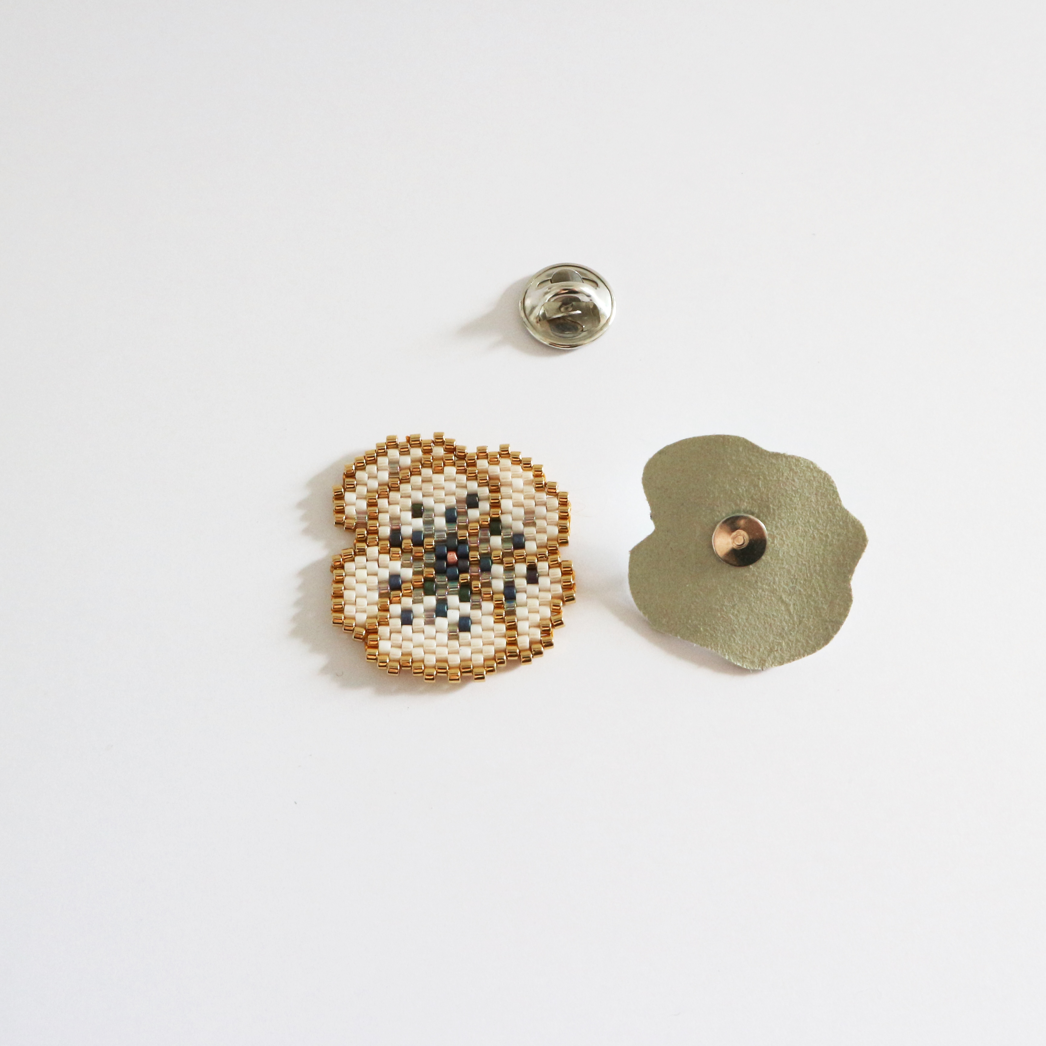 Broche motif anémone en tissage brick stitch par Mon Petit Bazar : Etape 2